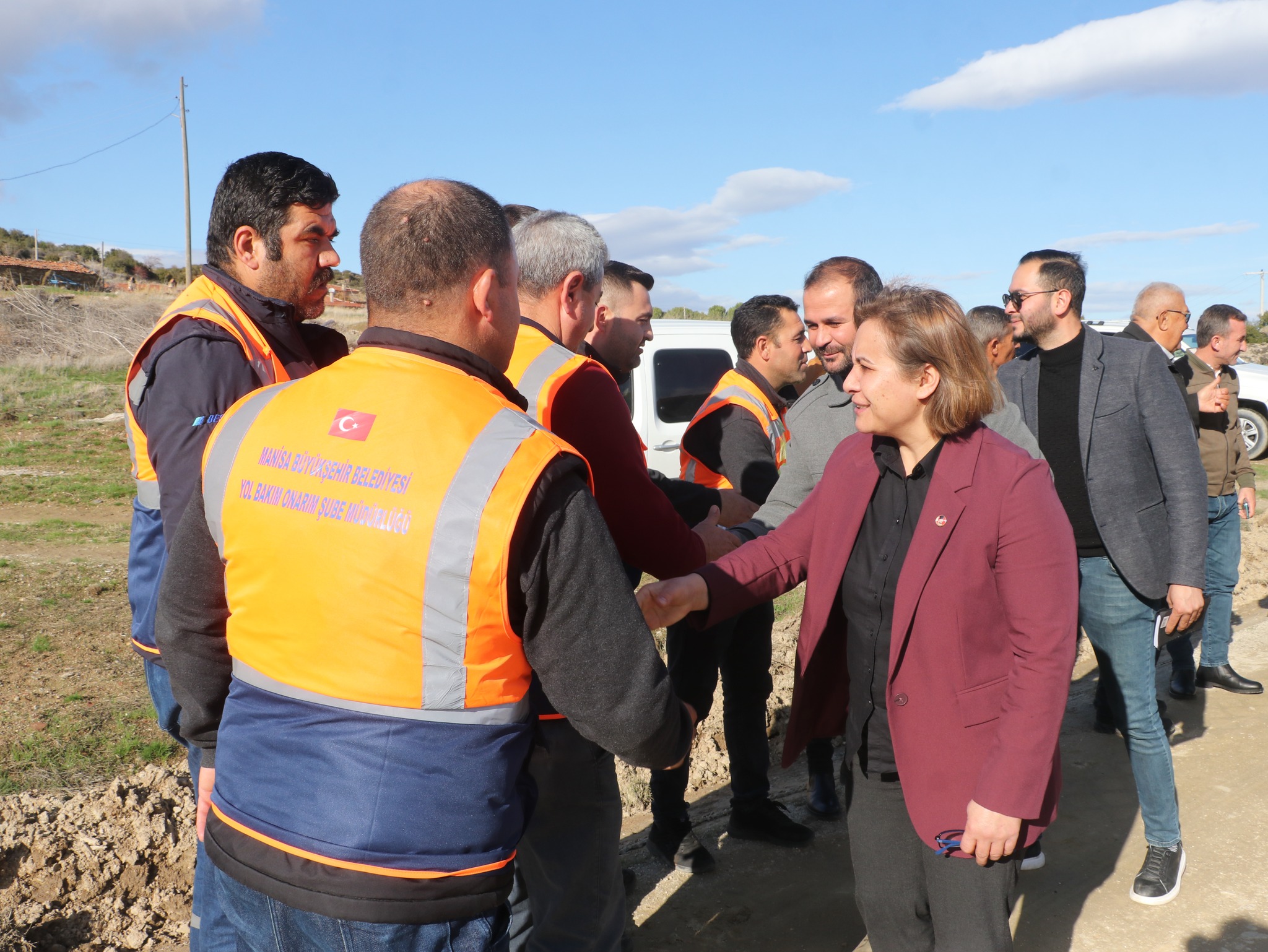 Kula’da Yollar Yapılıyor, Yüzler Gülüyor