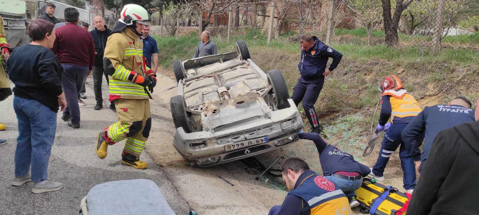 KAVŞAKTA YARALAMALI KAZA İKİ YARALI