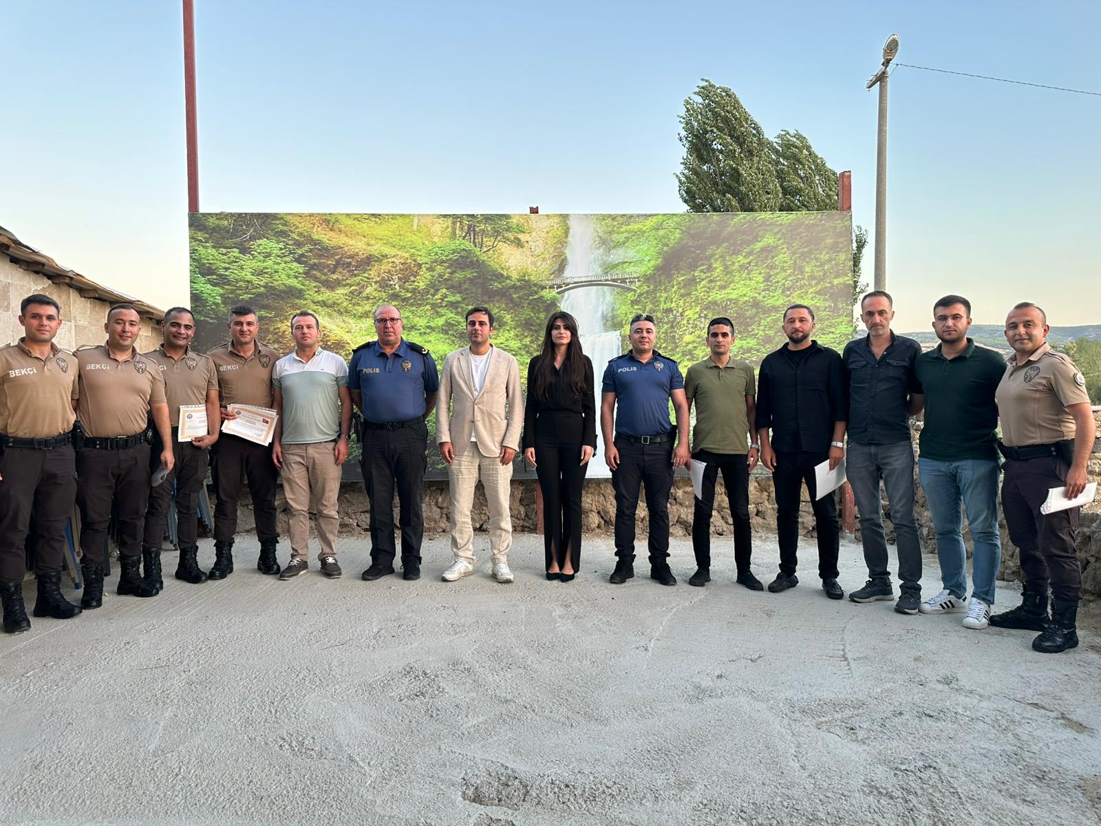 12 POLİS VE GÜVENLİK GÖREVLİSİNE BAŞARI BELGESİ VERİLDİ