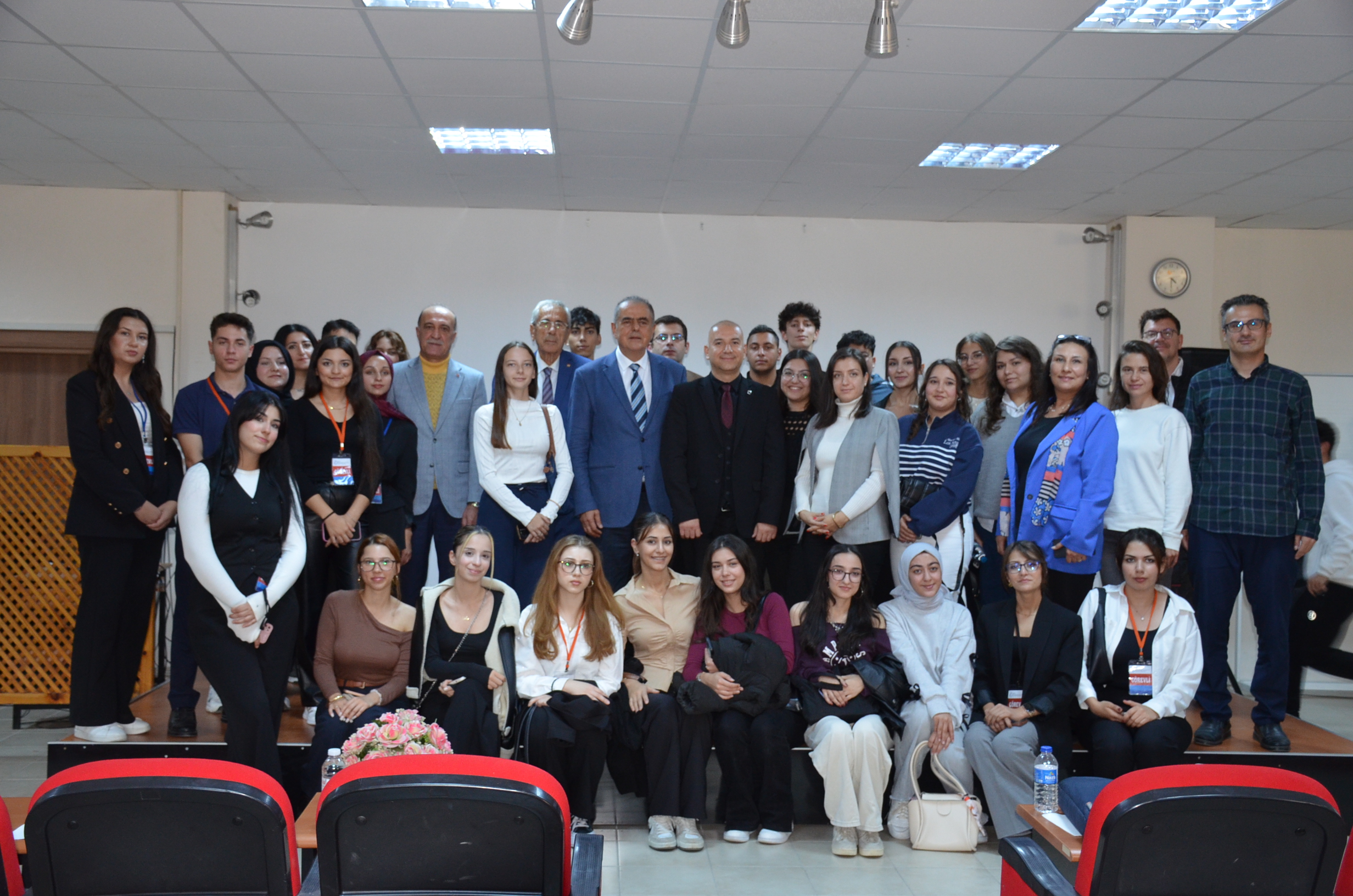 KULALI İŞ İNSANI ÖZER GÜRBÜZ, KULA MYO’DA SÖYLEŞİYE KATILDI