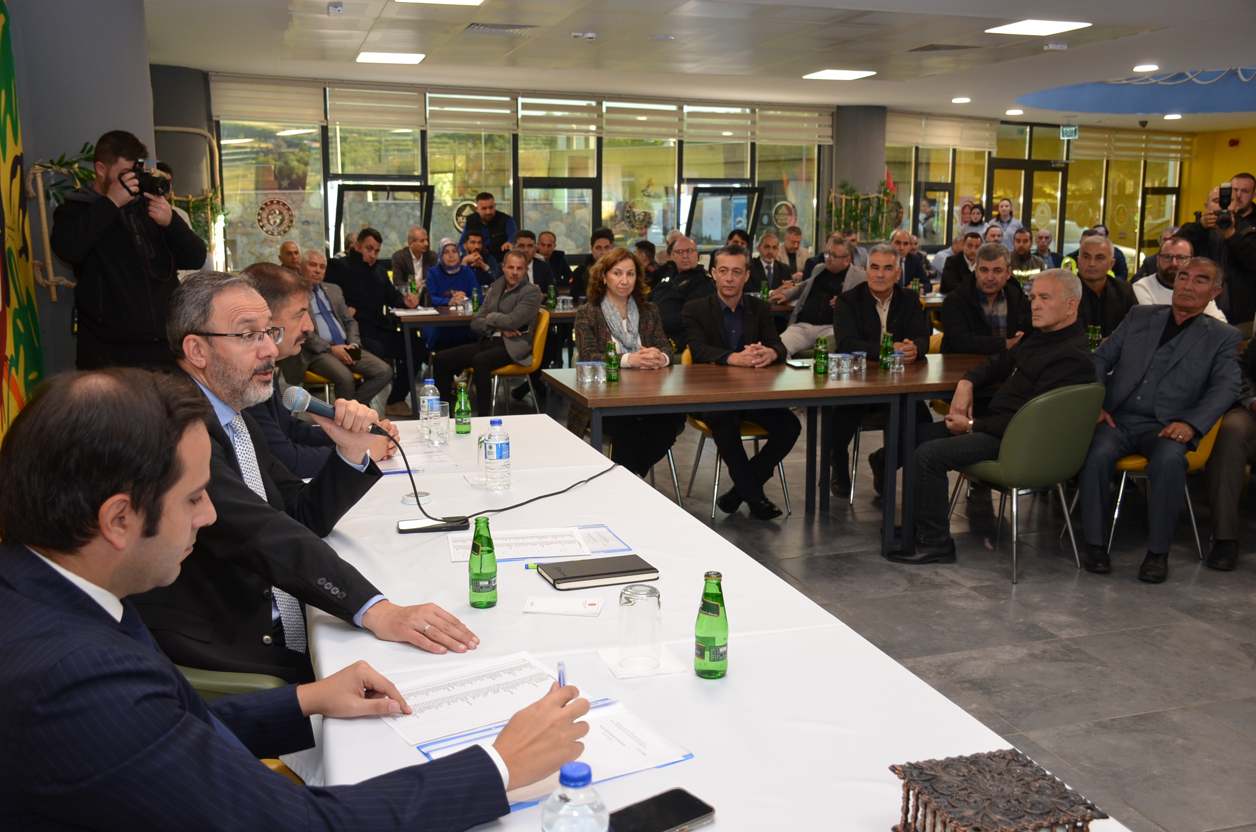 KASPOĞLU KULA’DA MUHTARLARIN SORUNLARINI DİNLEDİ